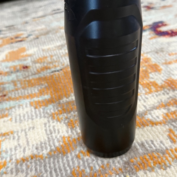 Under Armour Squeeze Plastic Water Bottle 32 oz Sideline Sport Grey Black Gym UA - Picture 3 of 6